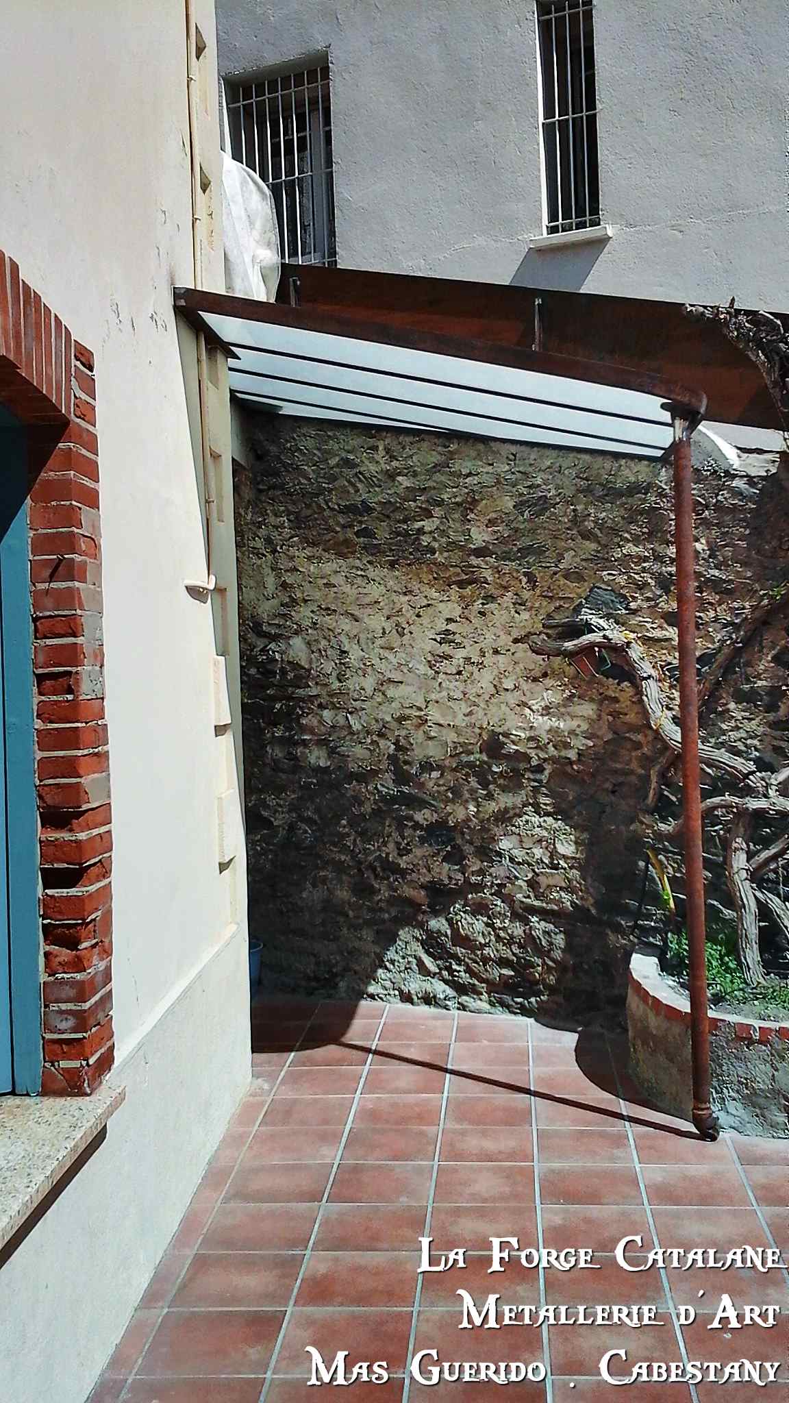 Marquise fer vitrage opalescent evacuation de l eau par le poteau Forge Catalane.jpg